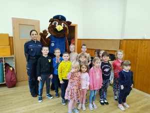 Wspólne zdjęcie maskotki pabianickiej Policji, policjantki i przedszkolaków.