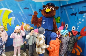 Wspólne zdjęcie przedszkolaków i maskotki pabianickiej Policji.