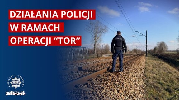 Policjant stojący przy torach i napis: działania policji w ramach operacji &quot;tor&quot;. W lewym dolnym rogu logo policji