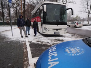 Osoby stojące przed krwiobusem.