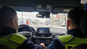 policjanci w radiowozie