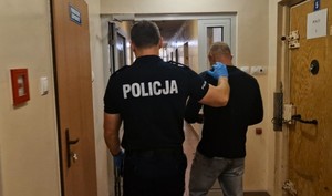 Policjant i zatrzymany mężczyzna.