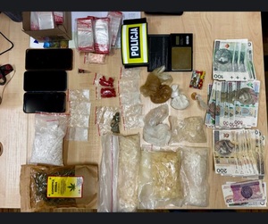 Zabezpieczone narkotyki, telefony, pieniądze i waga.