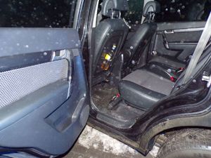 Wnętrze pojazdu, w którym widać butelki z alkoholem.