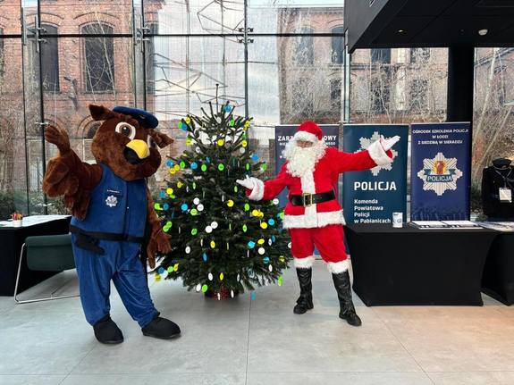 Mikołaj i maskotka pabianickiej Policji przy odblaskowej choince.