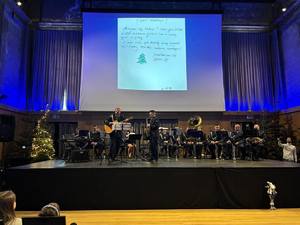 Policjanci grający na instrumentach.