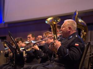 Policjanci grający na instrumentach.