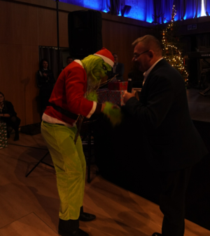 Grinch odbiera podziękowania od Dyrektora Placówki Opiekuńczo Wychowawczej w Porszewicach.