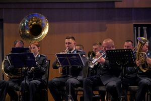Policjanci grający na instrumentach.