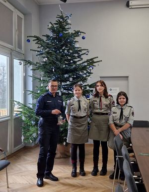 Wspólne zdjęcie komendanta i harcerek