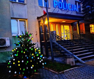 Odblaskowa choinka przed komendą.