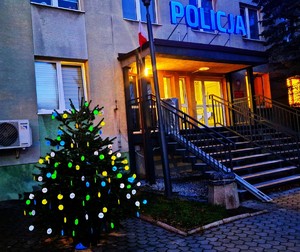 Odblaskowa choinka przed komendą.