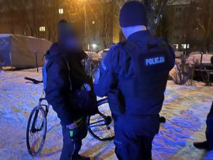 Policjanci interweniujący wobec rowerzysty.