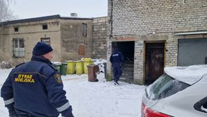 Policjant i strażnik miejski wchodzą do pustostanu.