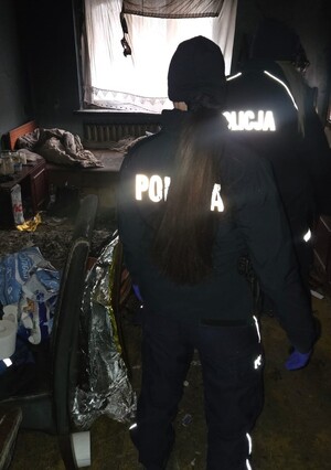 Policjanci w pustostanie.