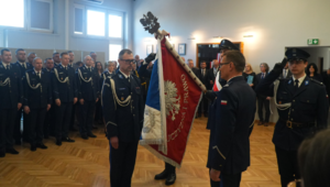 Komendanci stoją przy sztandarze Komendy Powiatowej Policji w Pabianicach