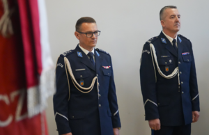 Inspektor Grzegorz Dzierzkowski stoi obok Zastępcy Komendanta Wojewódzkiego Policji w Łodzi.