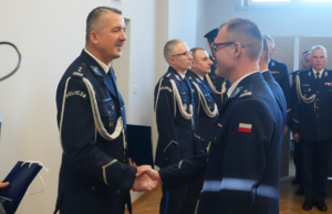 Zastępca Komendanta Miejskiego Policji w Łodzi gratuluje nowemu Komendantowi Powiatowemu Policji w Pabianicach.