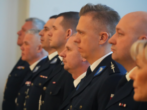 Policjanci zebrani na uroczystości.