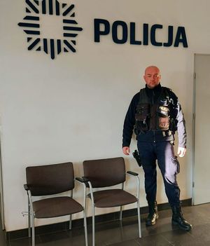 Umundurowany policjant.