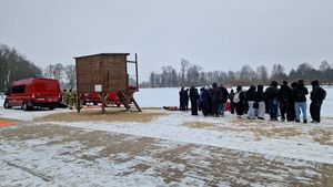 Zgromadzeni uczestnicy pokazu stoją przed zamarzniętym zbiornikiem wodnym.
