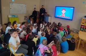 Policjanci na spotkaniu z dziećmi.