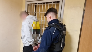 Policjant z zatrzymanym mężczyzną