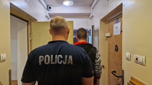 Policjant z zatrzymanym mężczyzną