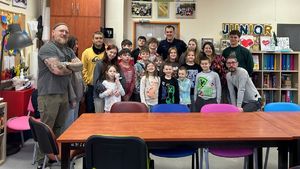 Policjant na spotkaniu z uczestnikami kolonii.