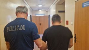 Policjant z zatrzymanym mężczyzną.