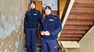 Dwaj policjanci w pustostanie.