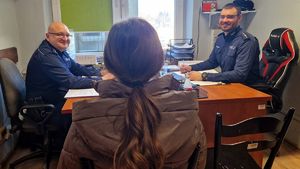 Dzielnicowi podczas przesłuchania kobiety.