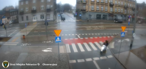 Zdjęcie z monitoringu na którym widać skrzyżowanie i kierującego skuterem popełniającego wykroczenie.