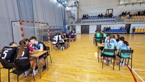 Uczniowie rozwiązujący w ławkach test wiedzy.