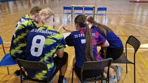 Uczniowie rozwiązujący w ławkach test wiedzy.