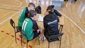 Uczniowie rozwiązujący w ławkach test wiedzy.