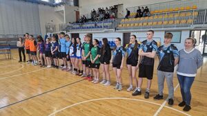 Wszyscy zawodnicy wraz z opiekunami oczekujący na werdykt konkursu.