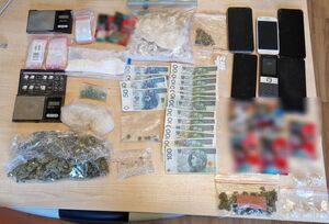 Zabezpieczone narkotyki, telefony, pieniądze i wagi.