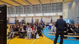 Policjant opowiada maturzystom o doborze do służby w Policji.