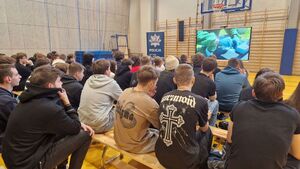 Uczniowie oglądają film doborowy.