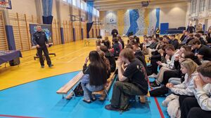 Policjant opowiada maturzystom o doborze do służby w Policji.