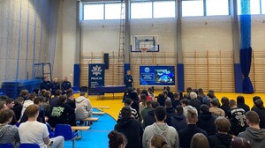 Policjantka opowiada uczniom o procesie doboru do służby.