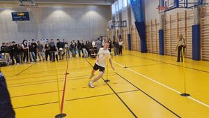 Uczeń wykonuje bieg ze zmianą kierunku.