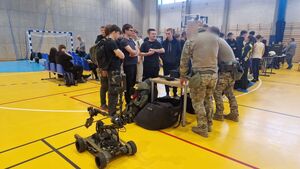 Uczniowie stoją przy stoisku sekcji minersko-pirotechnicznej.