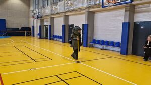 Uczeń ubrany w kombinezon.