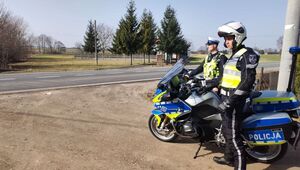 Dwaj policyjni motocykliści.