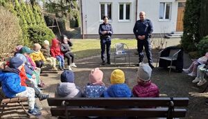 Policjanci na spotkaniu z dziećmi.