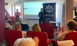 Policjantka na sali, podczas debaty.