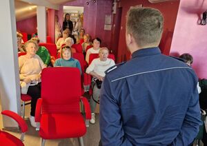 Dzielnicowy na spotkaniu z seniorami.