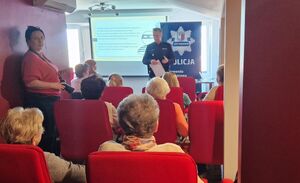 Policjant na spotkaniu z seniorami.